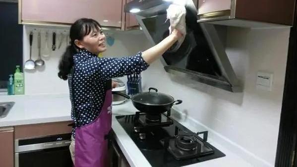 小鹿与驴|为什么告诫老年人不去跳交谊舞？63岁阿姨坦言：那里的人不安好心