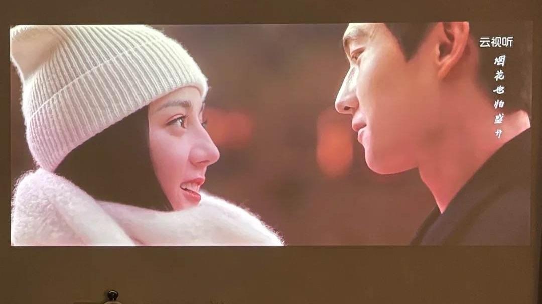 冬季氛围感好物 极米投影+香薰蜡烛