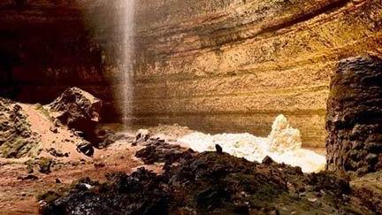 卫星 阿曼洞穴探险者潜入也门著名的“地狱之井”天坑