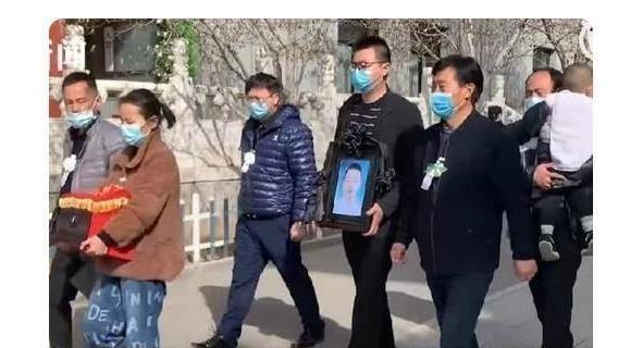 四叶草海之恋|熊磊：让郭威抱遗像是错误的。网友：让你抱骨灰盒是个更大的陷阱