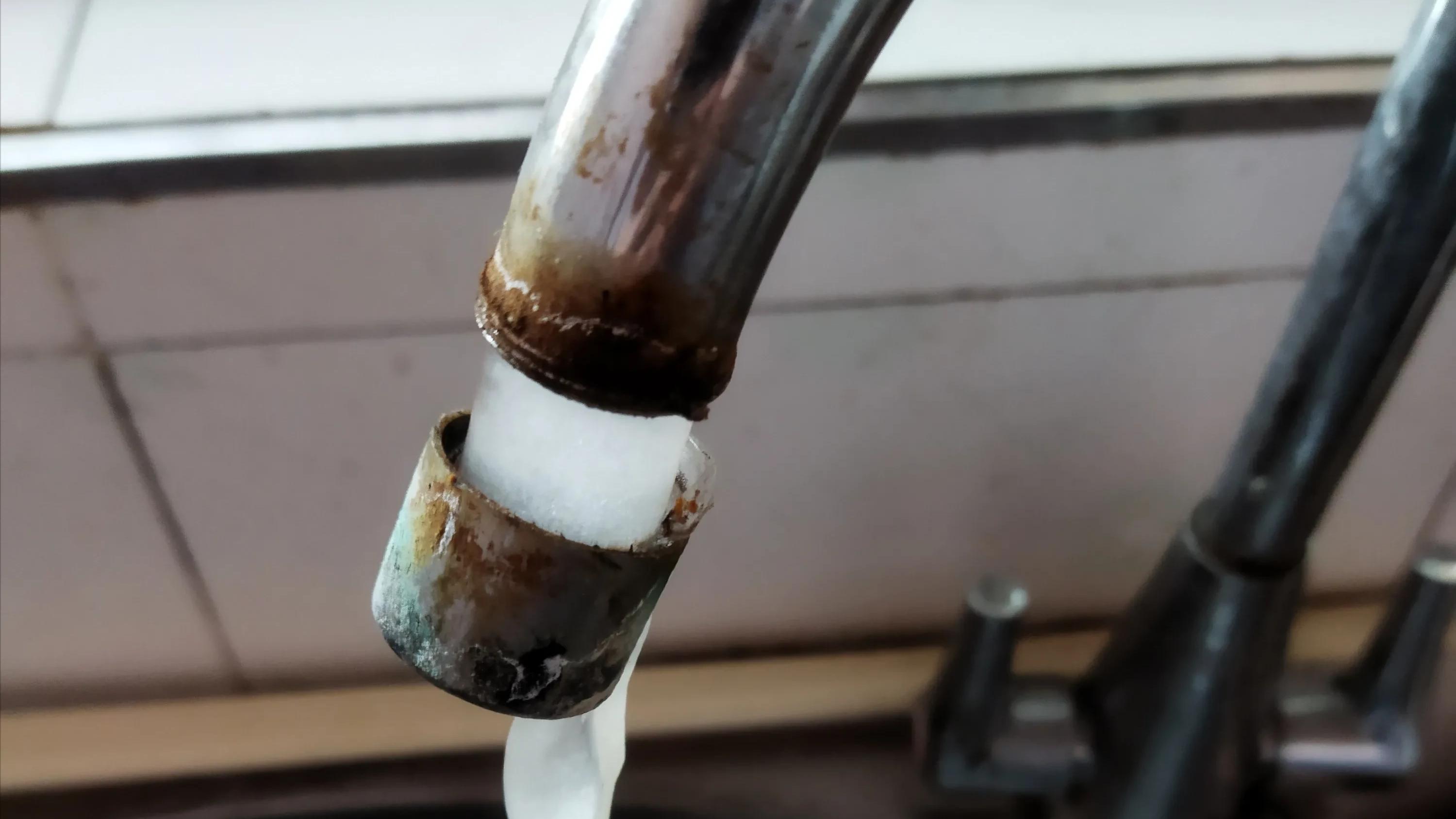 水管冻住了怎样快速解冻？这里有三个实用方法，任选其一轻松解决