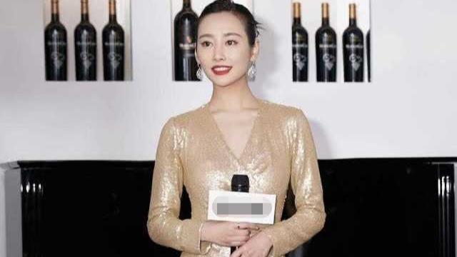 口红 李纯又现尤物身材，淡金色亮片连衣裙加红唇，昂首“挺胸”真惊艳