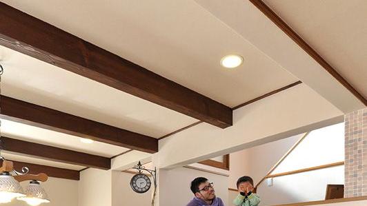 新房有楼梯扶手的一定要利用起来, 改为悬浮电视墙, 既高级又好看