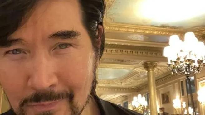 费翔|61岁费翔沧桑现身卢浮宫，被称王力宏倒下后的最后一尊优质偶像！