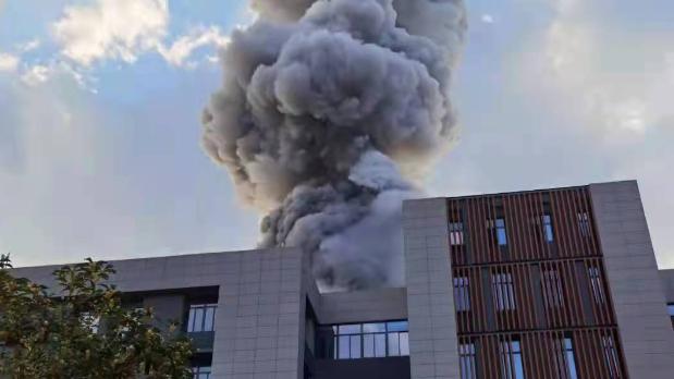 南航大学实验楼爆燃致11人伤亡，知情人：家属赶到医院，急到整个人发抖