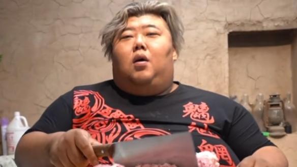 减脂 网红“胖猴仔”被劝少吃肉，他吃了个8斤帝王蟹，减脂？