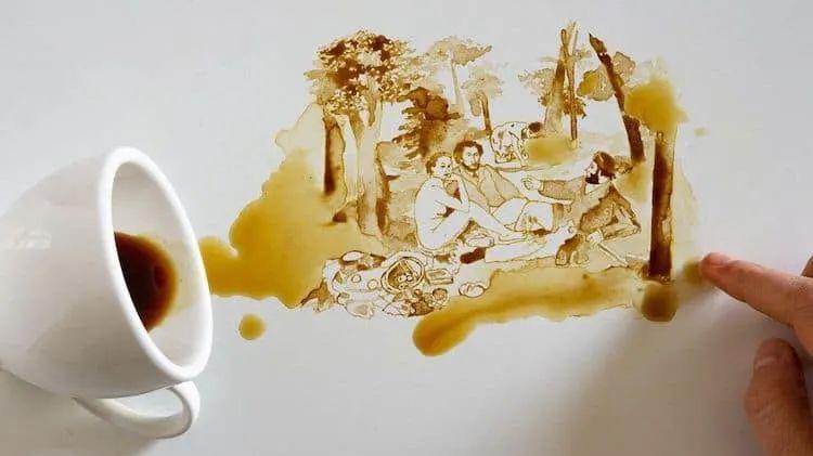 咖啡|她把事故变成故事，洒到桌子上的咖啡，直接变成了一幅素描