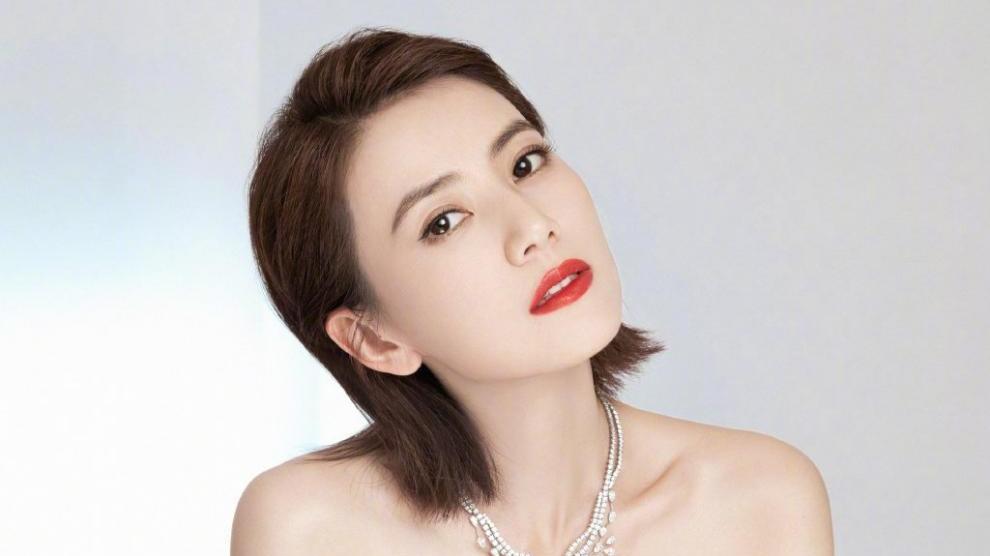 一字肩|高圆圆短发造型有“女总裁”范，气场太强，但妆容有点显老