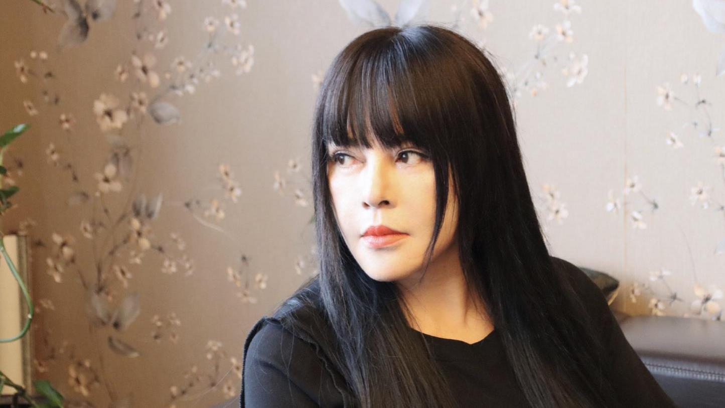 薛之谦|58岁千百惠曝近况，小香风穿搭贵气十足，求关注却被网友劝退