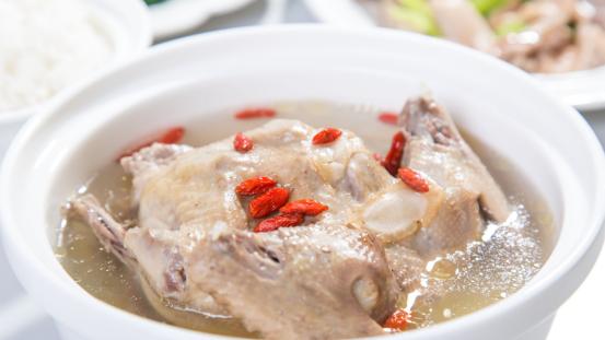 枸杞|枸杞加鸡肉，滋补月子汤！