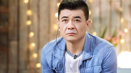 秦海璐|秦海璐和丈夫晒旅行照，穿玫瑰红长裙气质端庄，丈夫也像小年轻！