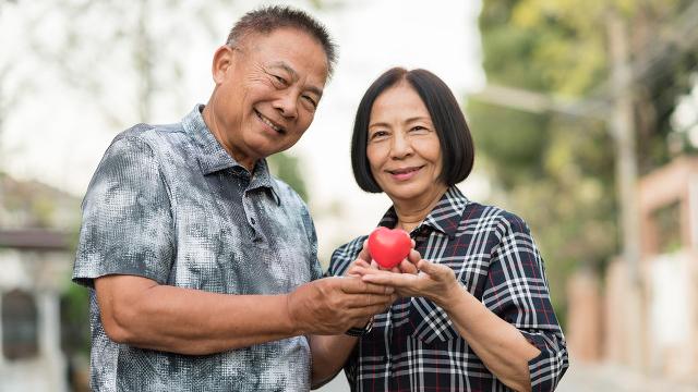 筱筱漫谈情感|老阿姨二婚后是什么体验？62岁女人：他让我喜出望外