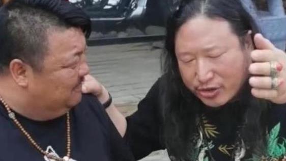 糙米|毛子哥又割粉丝韭菜，一瓶牛肉酱卖34.8元，网友直呼不卫生