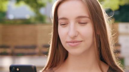 女孩在郊区上卫生间，却被坏人盯上了