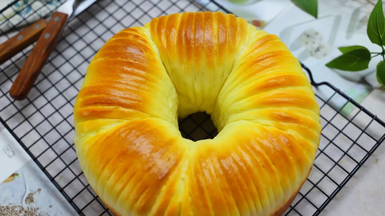 面包|手揉面包怎样轻松揉出膜？1个小技巧，15分钟出膜，面包柔软拉丝