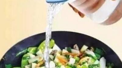 青菜|炒菜要不要放水，大厨无意说漏嘴，20年的厨艺真的是白练了