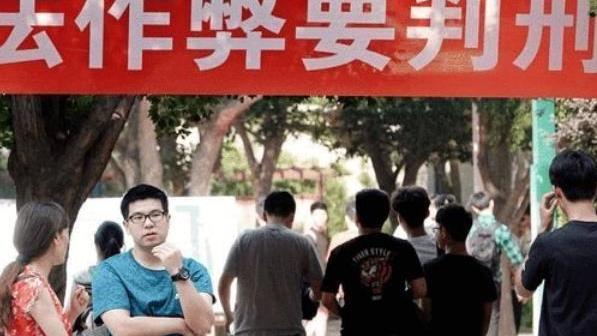 月落等风來|武汉考生在高考过程中，拿出手机“拍照搜题”，教育部回应来了