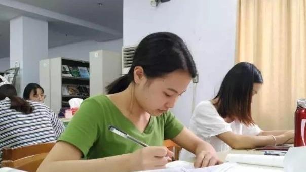天明情感说 朋友圈里的对比图片，揭开家长逼子女考名牌大学的原因，太扎心了