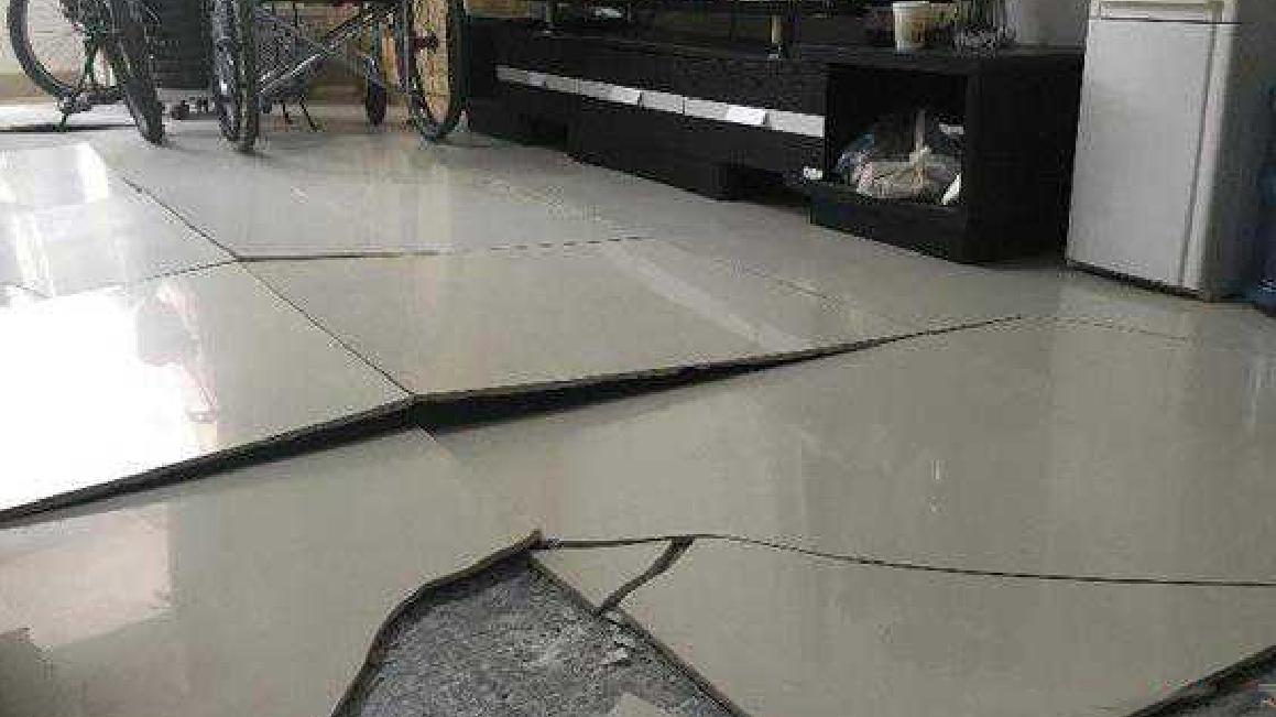 供暖后地板砖全部爆裂，老板承认质量问题愿意更换，结果又变卦了