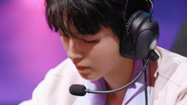 岳云鹏|王俊凯现身新疆拍戏，演“特工”跟踪小情侣，东张西望画风很搞笑