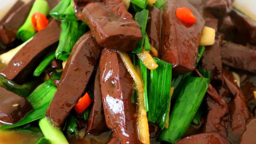 猪血|猪血切了就炒，难怪不好吃！炒前多加一步，猪血不硬不易碎没腥味