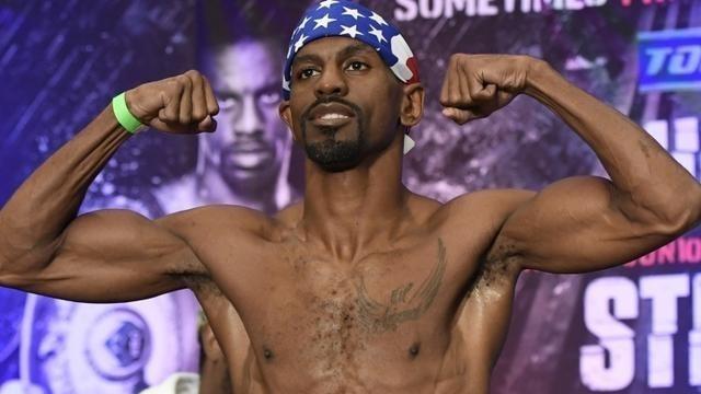 静静聊澸情 称重仪式结束，卫冕拳王贾梅尔·赫林全程表情严肃，疑似压力过大