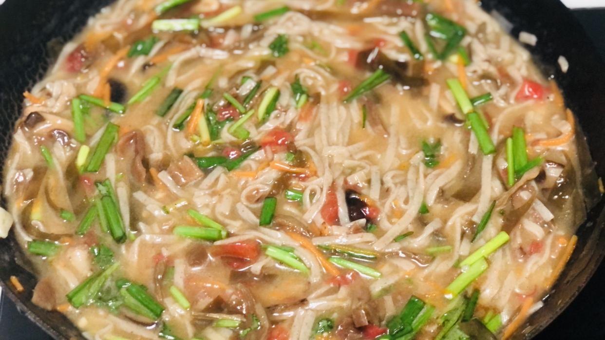 面条|豫北农村常吃的一碗面，用料简单实在，汤浓味美，比烩面好吃多了