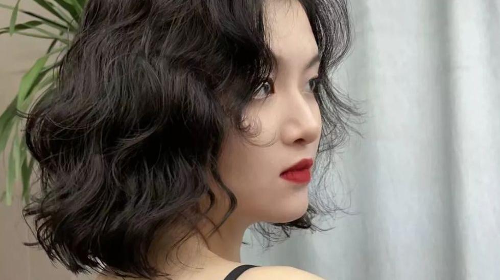 发型 发型无论直和卷，选对都能美出圈，这16款堪称榜样