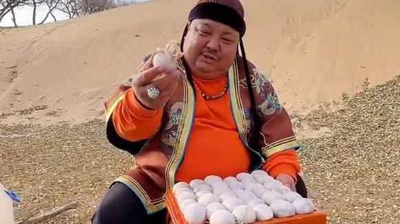 食材|恩克又来煮肚包肉，按着大女儿的头让她吃，网友：她还是个孩子