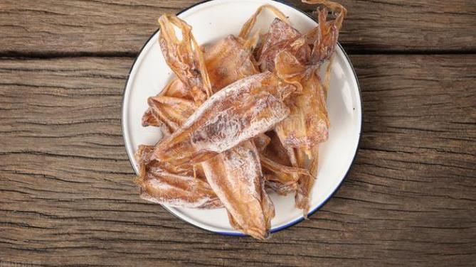 咖啡|鱿鱼干别用清水泡，老渔民说多加2样，泡发更快，增大几倍还鲜嫩