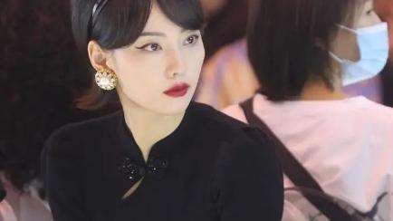 发型|张嘉倪放弃小女人路线，尝试暗黑赫本风，红唇上挑眼线真显老