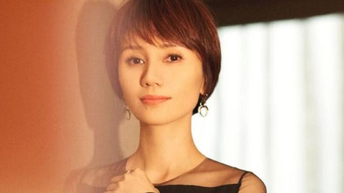 短发 女人上了年纪适合什么发型？不如学陈数袁泉剪短发，减龄又显气质