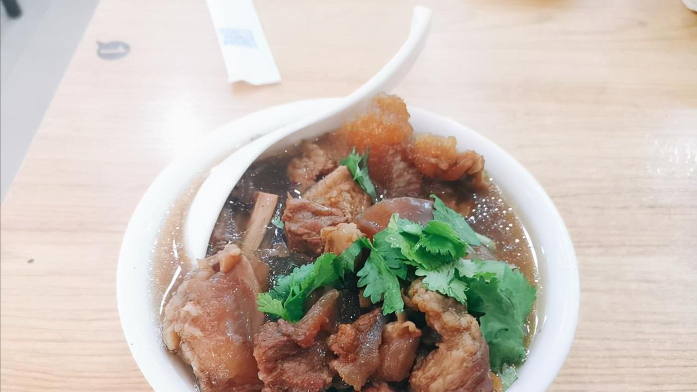 |辽宁大连只有6张桌子的小店，店里只卖2道菜，22元一碗肉给得挺多