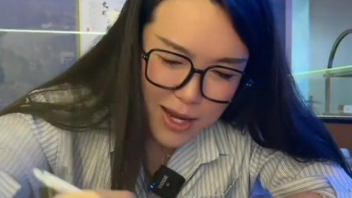 浪胃仙|浪胃仙越来越有女人味，做美甲戴假睫毛，网友：不知道是男是女