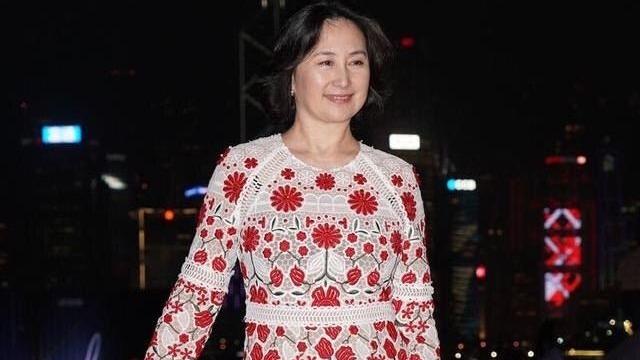 养生 59岁何超琼气质真好，穿那么花的大衣真接地气，配短发像邻家大妈
