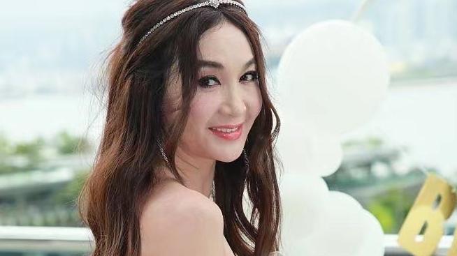 穿衣搭配|55岁温碧霞穿婚纱庆生，化浓妆搭配中分发型，脸上岁月痕迹挺明显