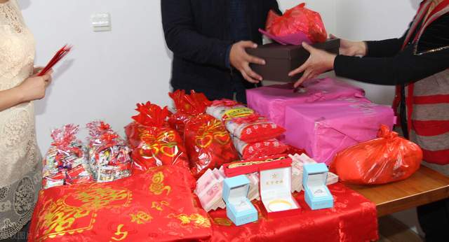 魔力君主 女子拿到彩礼后在新婚之夜逃跑，被婆婆当场抓住