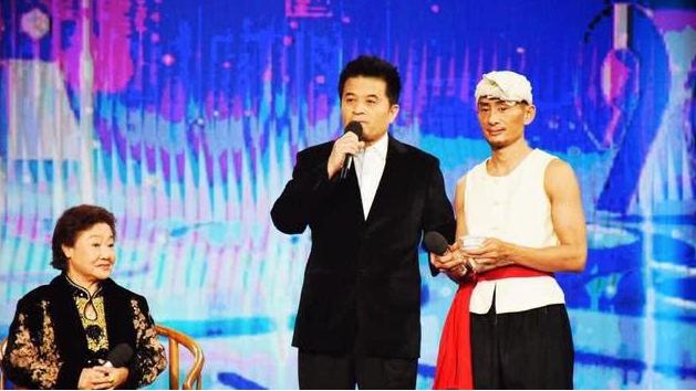 |他假装农民一夜成名，娶了个美女歌手做老婆，如今落魄成这样