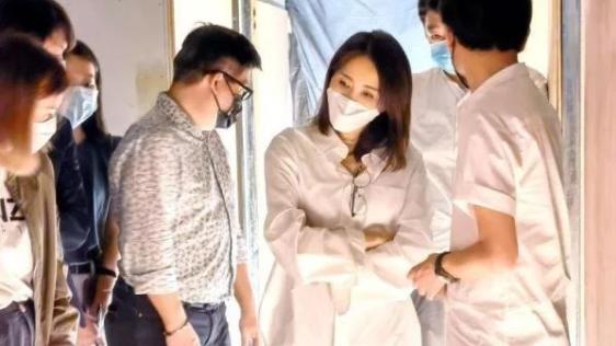 黎姿 原本专心打理弟弟美容店的黎姿，没想到事业越做越大，甚至还扩张到了海外！