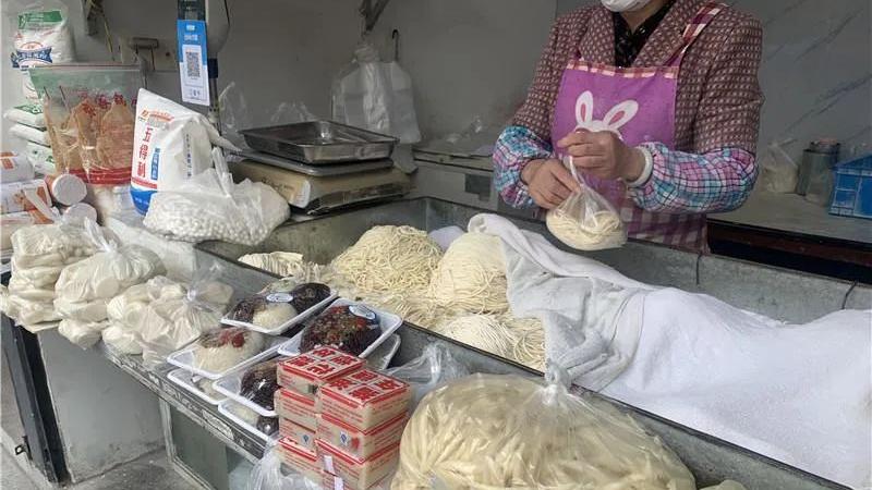 奶油|家门口面馆每碗面涨2元？老板：菜、面、油都涨了