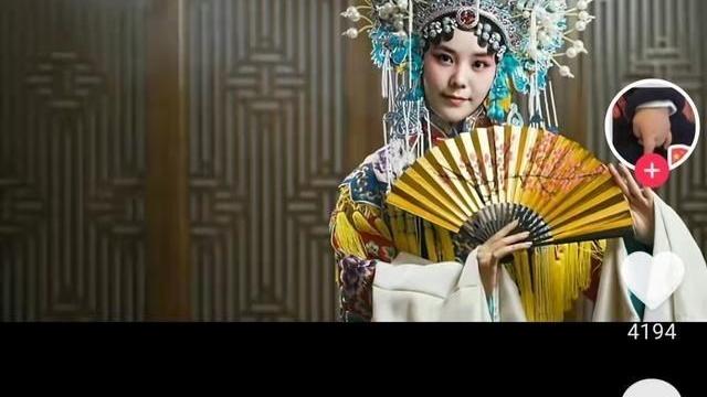 |楷楷姥姥晒熊磊京剧照，力挺女儿卖瓷器，评论区手撕姚家男儿