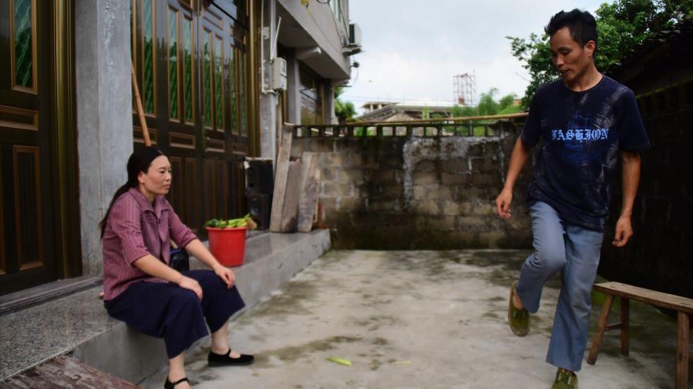 子芫伴你成长 丈夫患抑郁症，妻子带他跳舞上央视，每次跳完都会拥抱