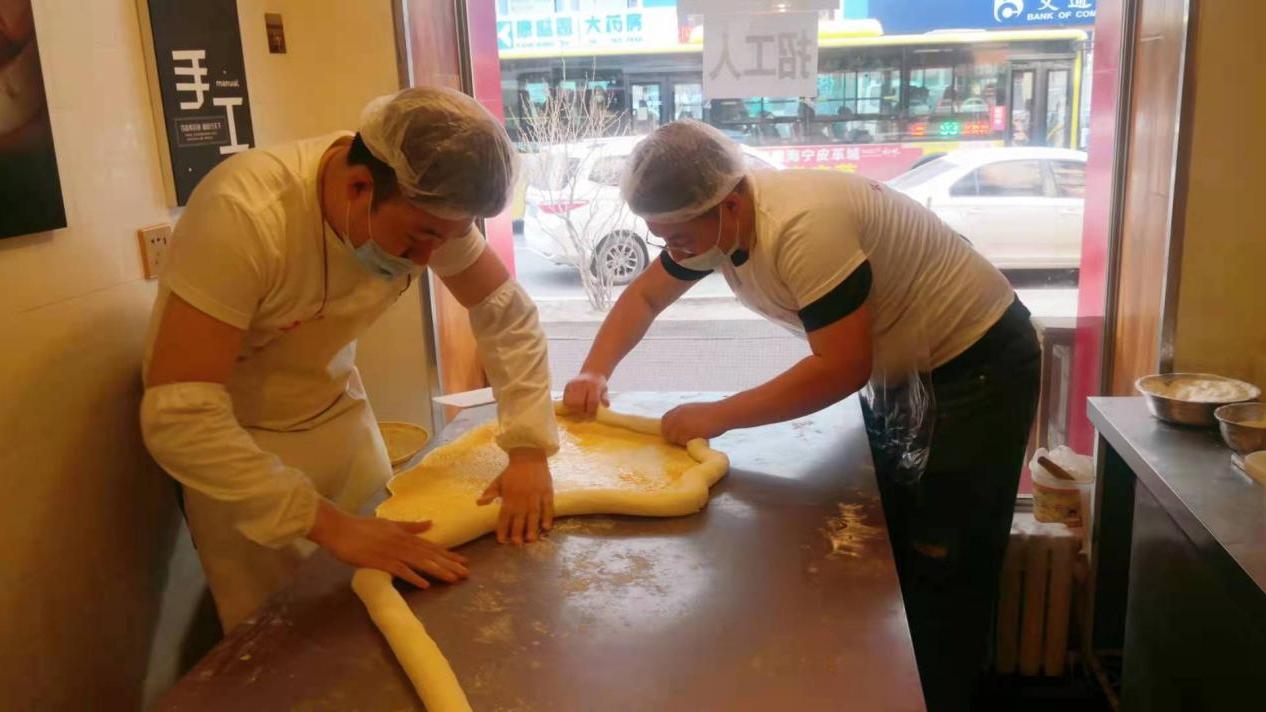 面粉|老式烧饼“总教头”，四代技艺传承名不虚传