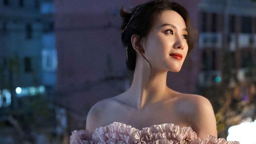 刘诗诗|刘诗诗天鹅颈有多绝？一字肩礼服尽显锁骨线条，优雅气质扑面而来