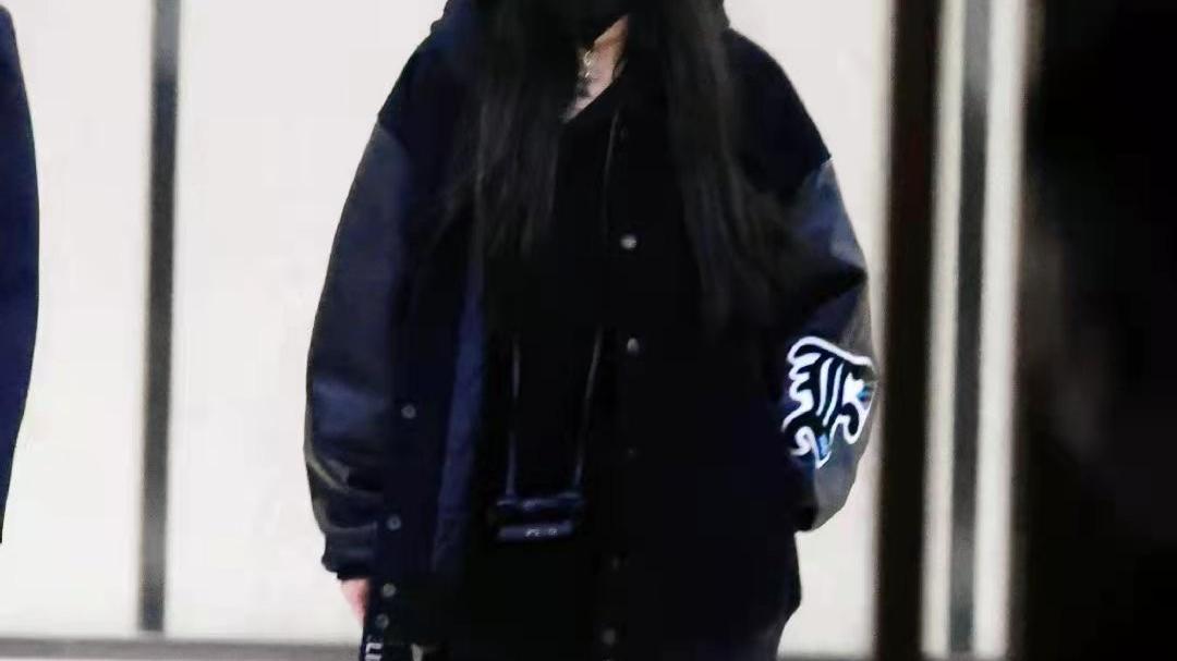 明星素颜 杨幂私服还是那么棒！粉色小香风配棒球服洋气，扎双马尾变小萝莉