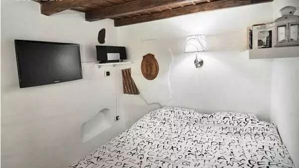 花60万买北京8㎡蜗居火柴盒，睡觉头顶天花板，像住在棺材里