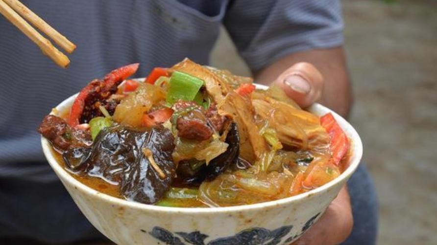 香蕉|河南一家大烩菜，每天准备600斤白菜，细心网友却发现：菜都不洗