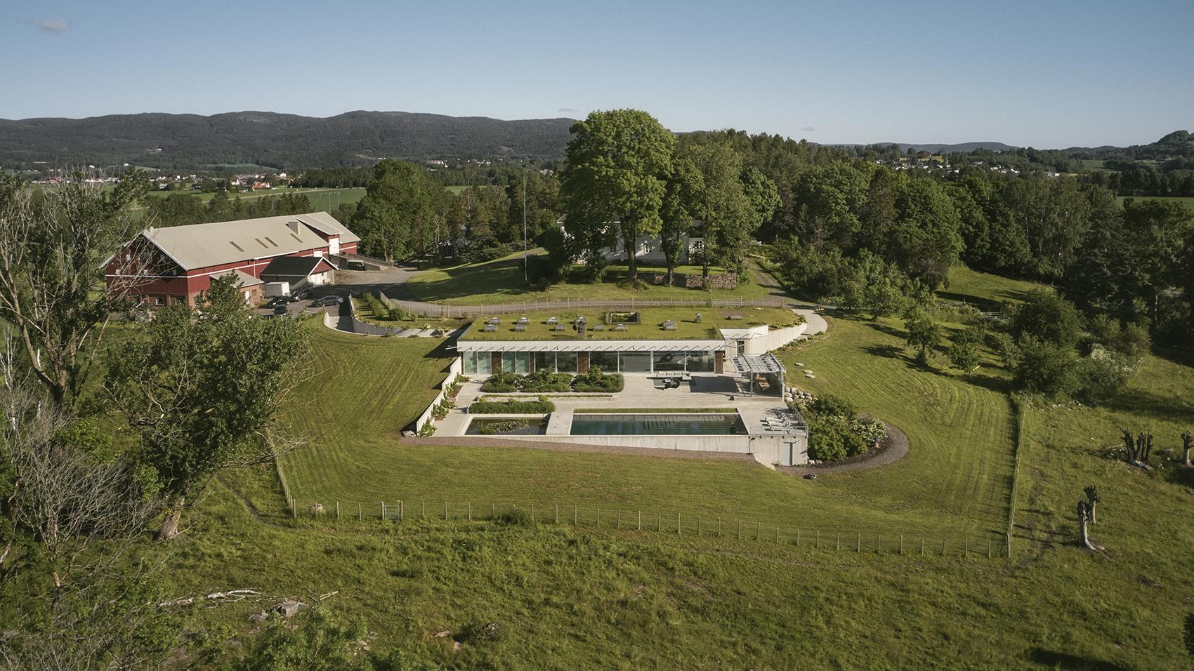 375㎡的覆土别墅：完美融入场地，与景观融为一体