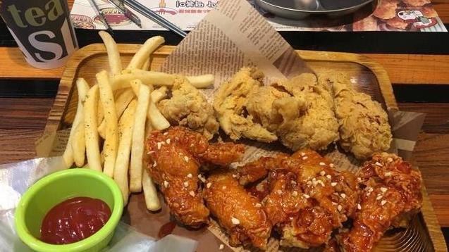 炸鸡|为什么炸鸡店的鸡翅从不缺货？看到生产过程，有些心疼小鸡！