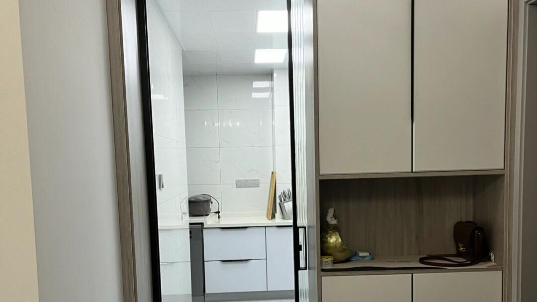 她家花19万装修95平小三房，不做电视墙，把阳台打通效果非常满意